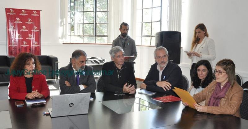 Jorge entregó un decreto de Interés Municipal por el Libro Fauna Urbana 3 Jorge entregó un decreto de Interés Municipal por el Libro Fauna Urbana 1